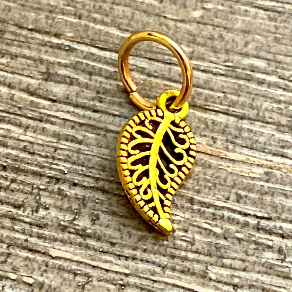 5/$10❤️❤️❤️NEW BRASS LEAF CHARM PENDANT